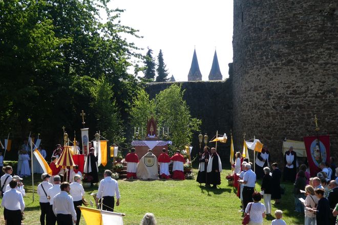 1. Altar der Fronleichnamsprozession in Fritzlar - am Grauen Turm